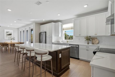 Townhouse in Saint Petersburg, Florida 3 bedrooms, 195.84 sq.m. № 2117464 - photo 29
