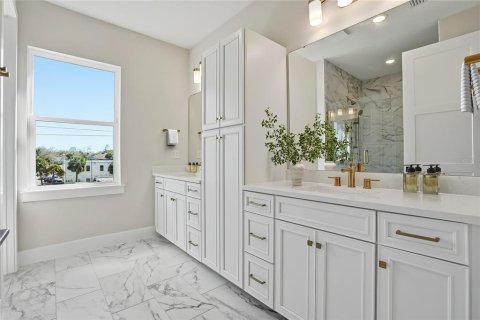 Townhouse in Saint Petersburg, Florida 3 bedrooms, 195.84 sq.m. № 2117464 - photo 27