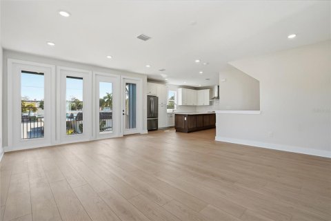 Townhouse in Saint Petersburg, Florida 3 bedrooms, 195.84 sq.m. № 2117464 - photo 10