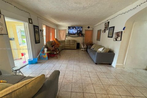 Commercial property in Miami, Florida 239.87 sq.m. № 2090497 - photo 15