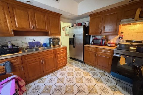 Commercial property in Miami, Florida 239.87 sq.m. № 2090497 - photo 13