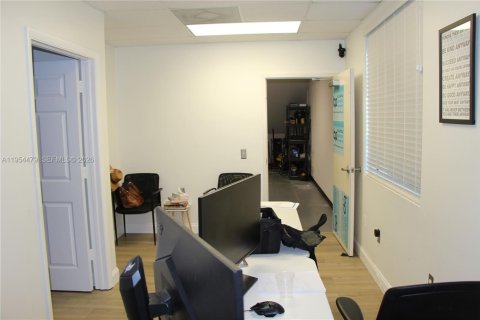Commercial property in Pompano Beach, Florida № 2026271 - photo 15