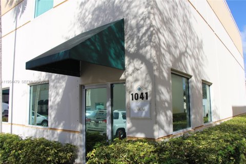 Commercial property in Pompano Beach, Florida № 2026271