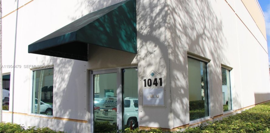 Commercial property in Pompano Beach, Florida № 2026271