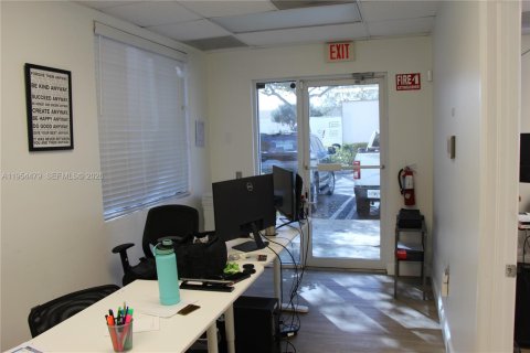 Commercial property in Pompano Beach, Florida № 2026271 - photo 4