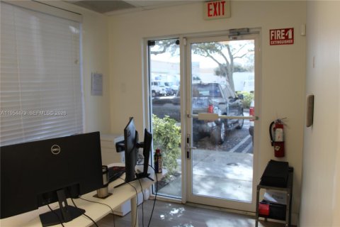 Commercial property in Pompano Beach, Florida № 2026271 - photo 3