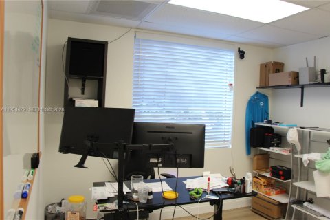 Commercial property in Pompano Beach, Florida № 2026271 - photo 11