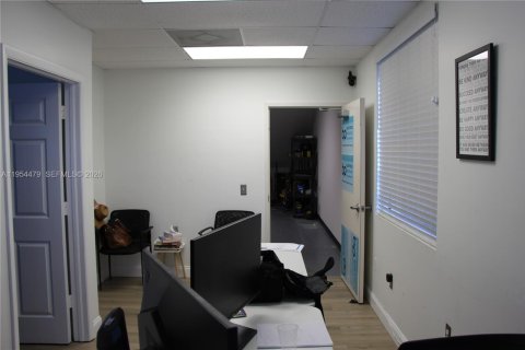 Commercial property in Pompano Beach, Florida № 2026271 - photo 14