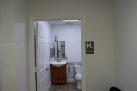 Commercial property in Pompano Beach, Florida № 2026271 - photo 16
