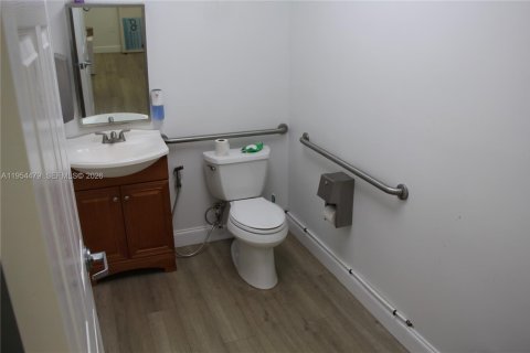 Commercial property in Pompano Beach, Florida № 2026271 - photo 17