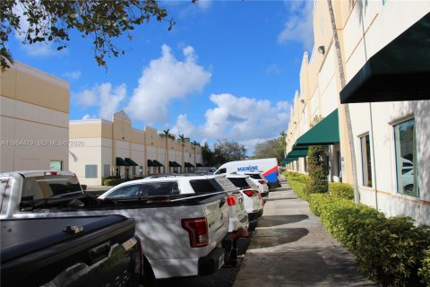 Commercial property in Pompano Beach, Florida № 2026271 - photo 2
