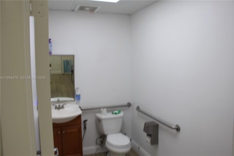 Commercial property in Pompano Beach, Florida № 2026271 - photo 18