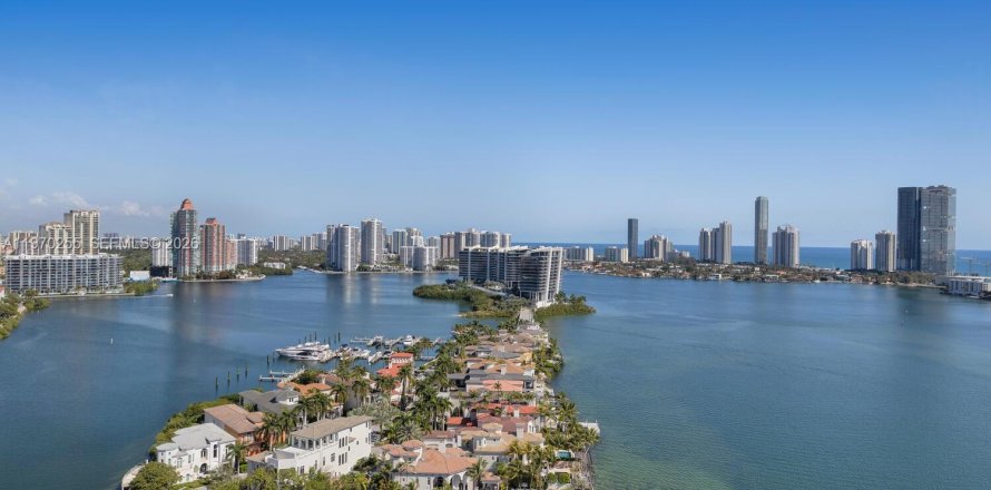 Condominio en Aventura, Florida, 2 dormitorios  № 2031939