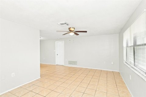 Villa ou maison à louer à Port Richey, Floride: 3 chambres, 100.61 m2 № 2419907 - photo 8