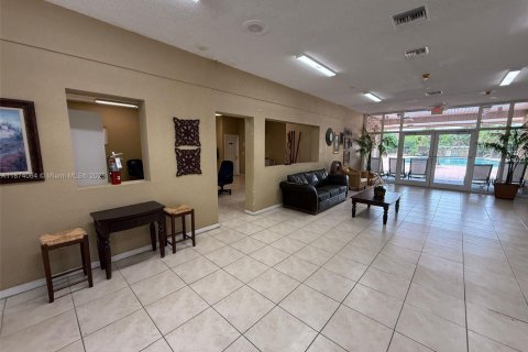 Condominio en venta en Hialeah, Florida, 2 dormitorios, 91.04 m2 № 1980024 - foto 3