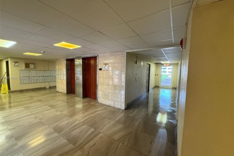 Condominio en venta en Hialeah, Florida, 2 dormitorios, 91.04 m2 № 1980024 - foto 4
