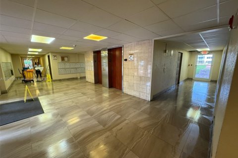 Condominio en venta en Hialeah, Florida, 2 dormitorios, 91.04 m2 № 1980024 - foto 5