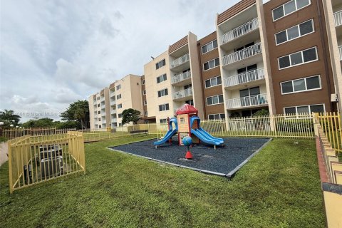 Condominio en venta en Hialeah, Florida, 2 dormitorios, 91.04 m2 № 1980024 - foto 14
