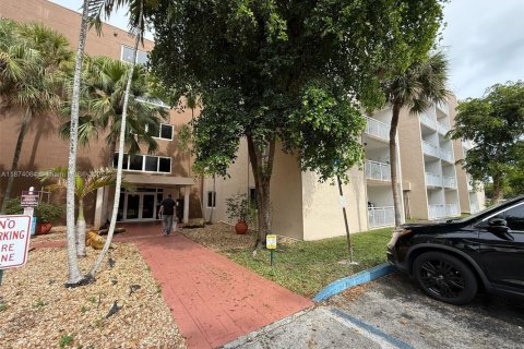 Condominio en venta en Hialeah, Florida, 2 dormitorios, 91.04 m2 № 1980024 - foto 2