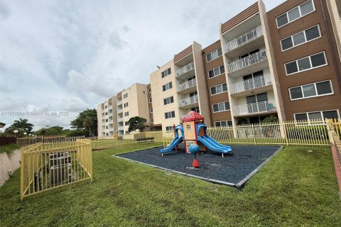 Condominio en venta en Hialeah, Florida, 2 dormitorios, 91.04 m2 № 1980024 - foto 13