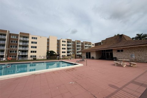Condominio en venta en Hialeah, Florida, 2 dormitorios, 91.04 m2 № 1980024 - foto 17
