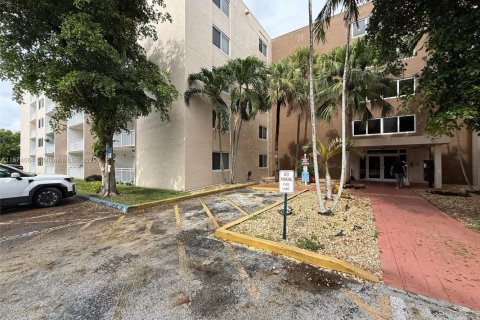 Condominio en venta en Hialeah, Florida, 2 dormitorios, 91.04 m2 № 1980024 - foto 15