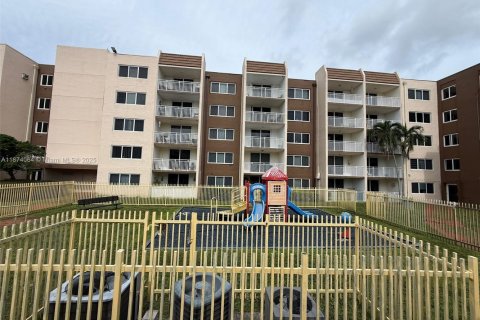 Condominio en venta en Hialeah, Florida, 2 dormitorios, 91.04 m2 № 1980024 - foto 1