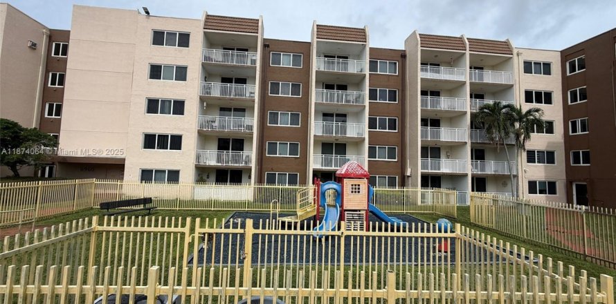 Condominio en Hialeah, Florida, 2 dormitorios  № 1980024
