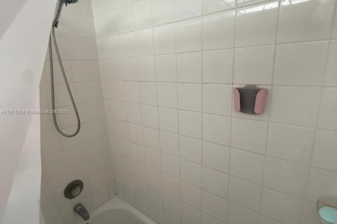 Condominio en venta en Hialeah, Florida, 2 dormitorios, 91.04 m2 № 1980024 - foto 11