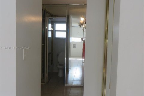 Condominio en venta en North Miami Beach, Florida, 1 dormitorio, 75.44 m2 № 1982714 - foto 6