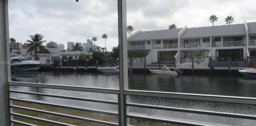 Condominio en North Miami Beach, Florida, 1 dormitorio № 1982714