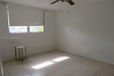 Condominio en venta en North Miami Beach, Florida, 1 dormitorio, 75.44 m2 № 1982714 - foto 5