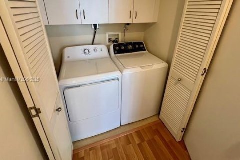 Condo in Miami, Florida, 2 bedrooms  № 1806406 - photo 10