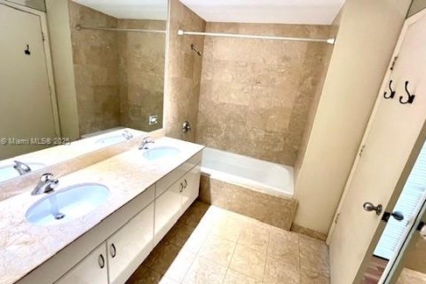 Condo in Miami, Florida, 2 bedrooms  № 1806406 - photo 8