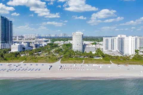 Condo in Miami Beach, Florida, 2 bedrooms № 2081616 - photo 21
