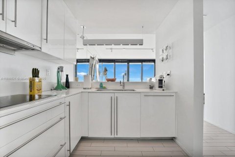 Condo in Miami Beach, Florida, 2 bedrooms № 2081616 - photo 12