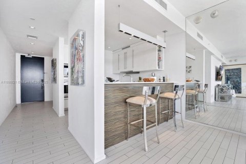Condo in Miami Beach, Florida, 2 bedrooms № 2081616 - photo 11