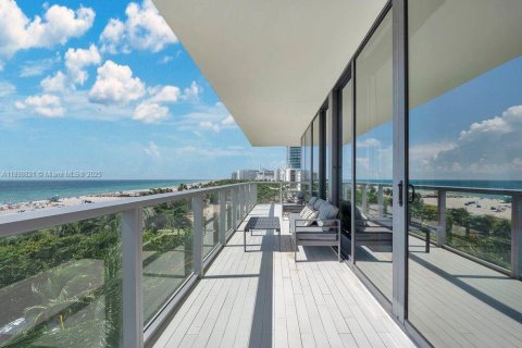 Condo in Miami Beach, Florida, 2 bedrooms № 2081616 - photo 2