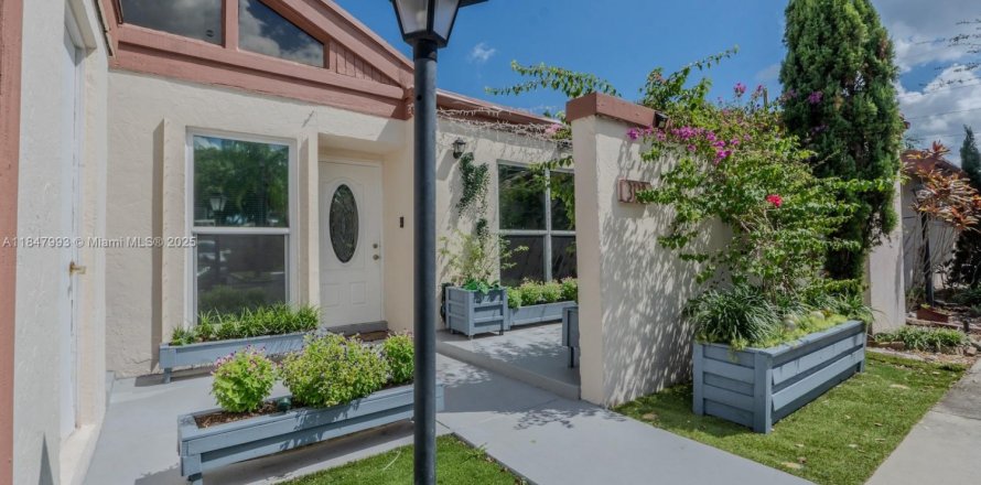 House in Sunrise, Florida 2 bedrooms, 104.33 sq.m. № 1850691