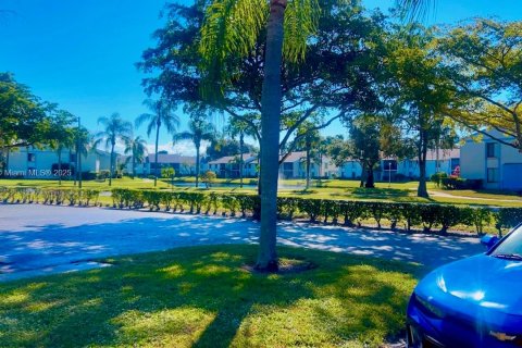 Condo in West Palm Beach, Florida, 2 bedrooms  № 2082439 - photo 11