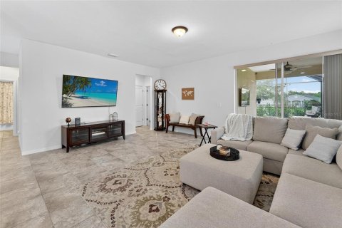 House in Apollo Beach, Florida 4 bedrooms, 205.22 sq.m. № 1903607 - photo 7