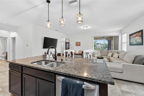 House in Apollo Beach, Florida 4 bedrooms, 205.22 sq.m. № 1903607 - photo 14