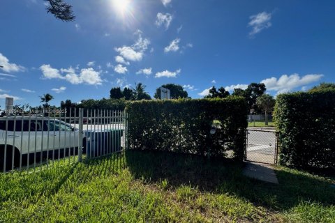 Снять в аренду виллу или дом в Майами, Флорида 2 спальни, 108.42м2, № 1947635 - фото 15