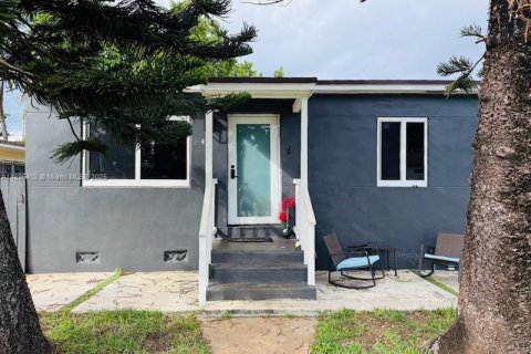 Снять в аренду виллу или дом в Майами, Флорида 2 спальни, 108.42м2, № 1947635 - фото 1