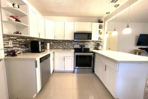 Снять в аренду виллу или дом в Майами, Флорида 2 спальни, 108.42м2, № 1947635 - фото 3