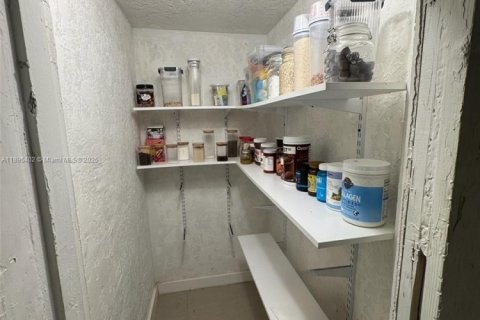 Снять в аренду виллу или дом в Майами, Флорида 2 спальни, 108.42м2, № 1947635 - фото 10