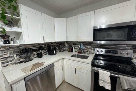 Снять в аренду виллу или дом в Майами, Флорида 2 спальни, 108.42м2, № 1947635 - фото 4