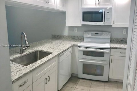 Copropriété à louer à Plantation, Floride: 2 chambres, 77.48 m2 № 1834533 - photo 1