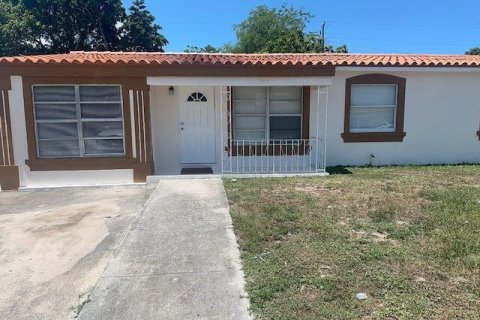 Casa en alquiler en West Palm Beach, Florida, 4 dormitorios, 133.5 m2 № 1224456 - foto 1
