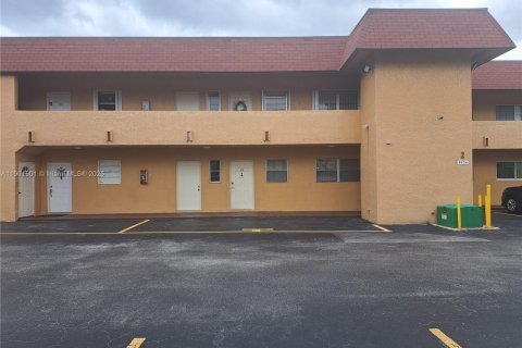 Condo in Miami, Florida, 2 bedrooms  № 1953323 - photo 2
